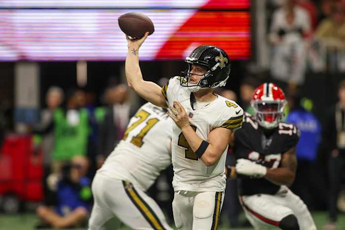 New Orleans Saints quarterback Derek Carr (4) throws a pass against the Atlanta Falcons. Mandatory Credit: Brett Davis-USA TODAY Sports